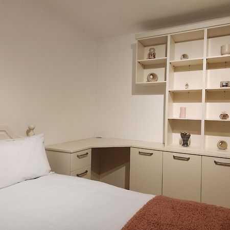 Elmdon House With 4 Spacious Bedrooms To Choose Birmingam Exterior foto