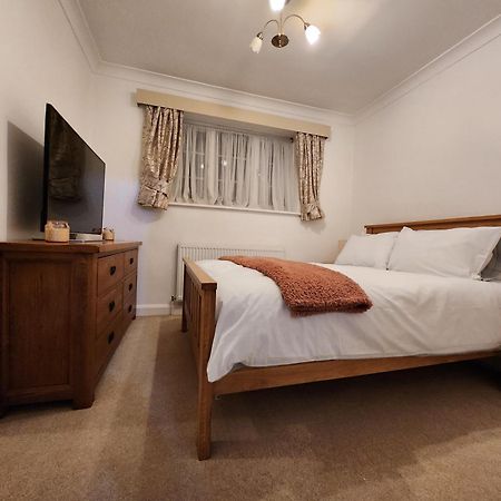 Elmdon House With 4 Spacious Bedrooms To Choose Birmingam Exterior foto